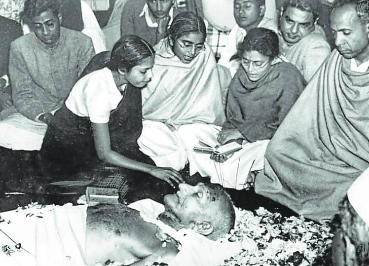 Gandhi fue asesinado de tres balazos el 30 de enero de 1948.