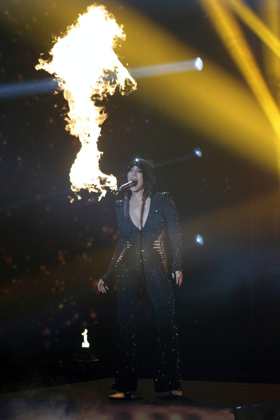 Mónica Naranjo, presentadora de la gala, inauguró el Benidorm Fest 2023 interpretando 'Diva'. 