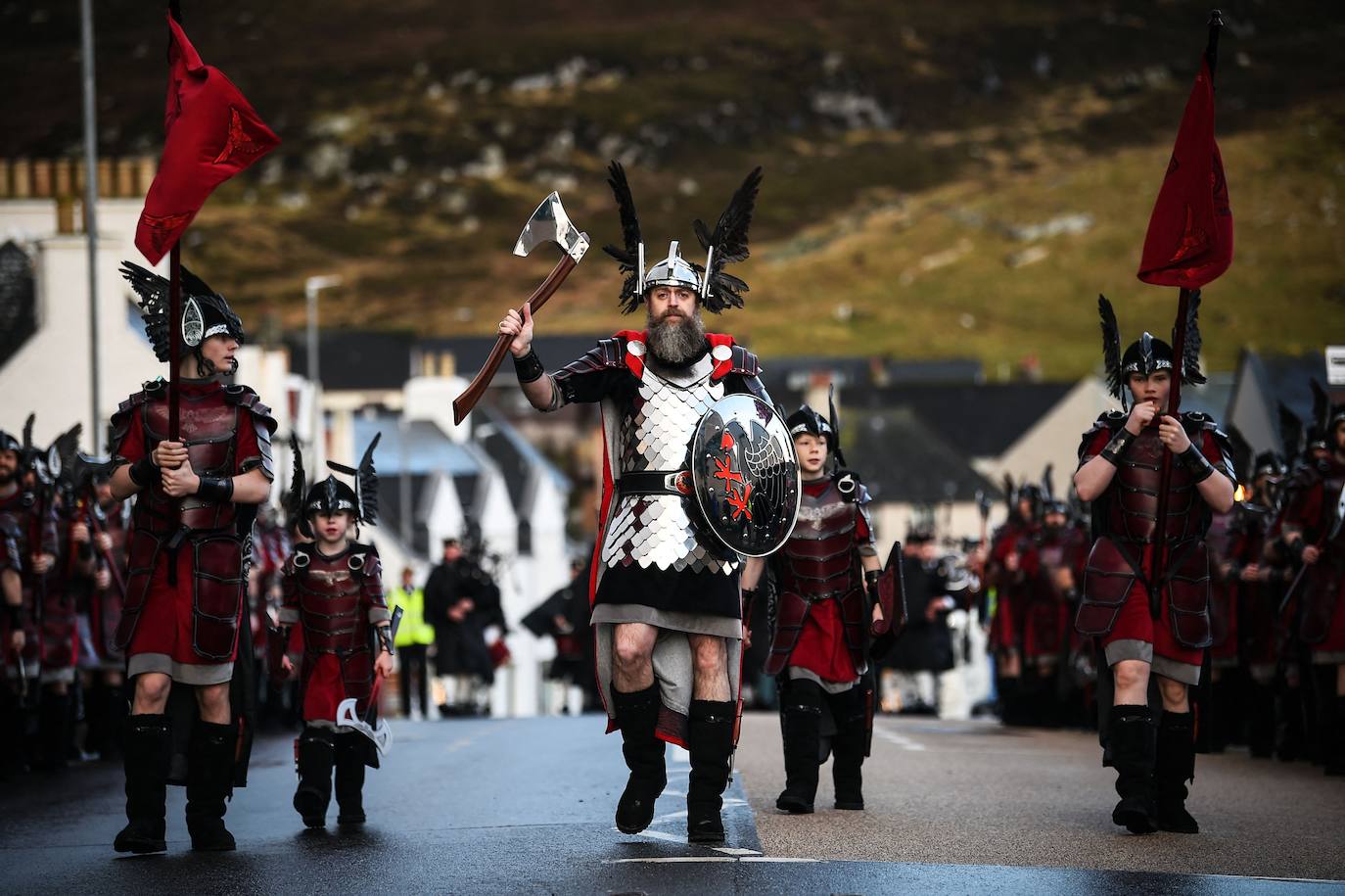 Fotos: Los vikingos desfilan por las calles de Escocia