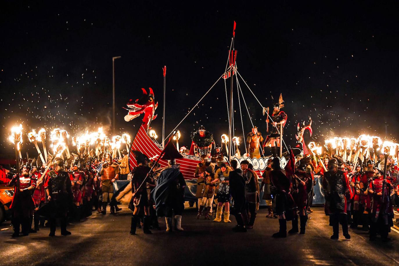 Fotos: Los vikingos desfilan por las calles de Escocia