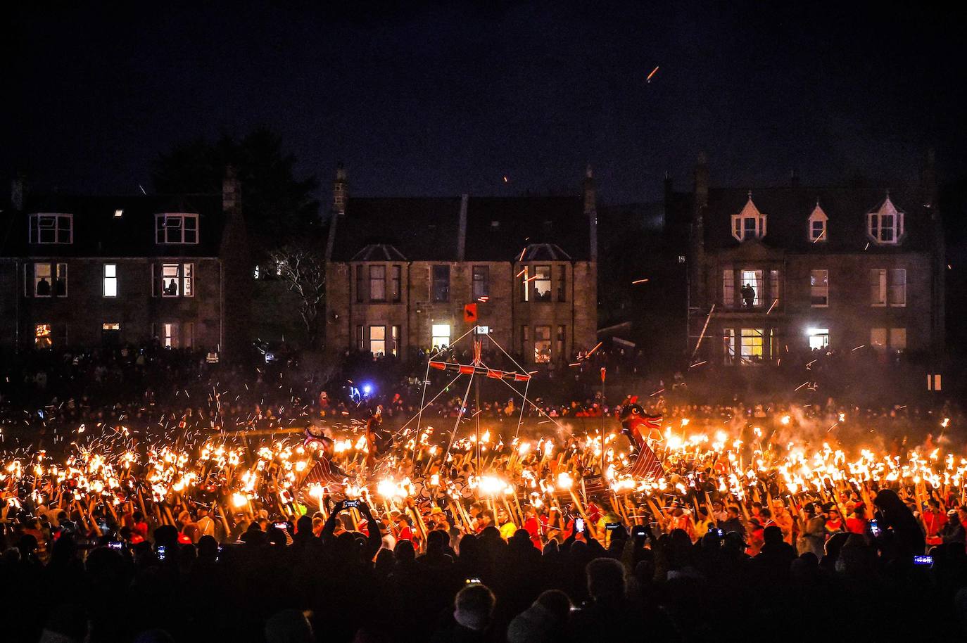 Fotos: Los vikingos desfilan por las calles de Escocia