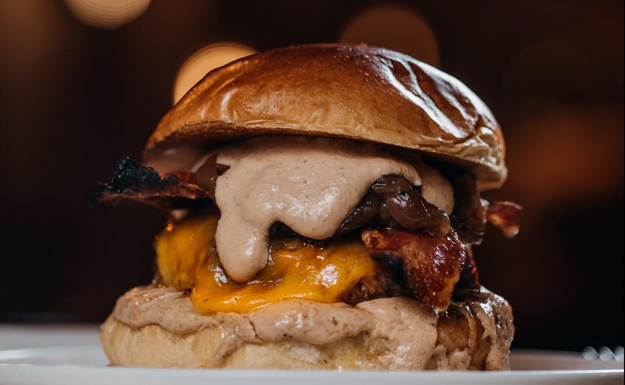 La hamburguesa declarada segunda mejor de España en 2022 la firma el local gijonés Berty's Burger 