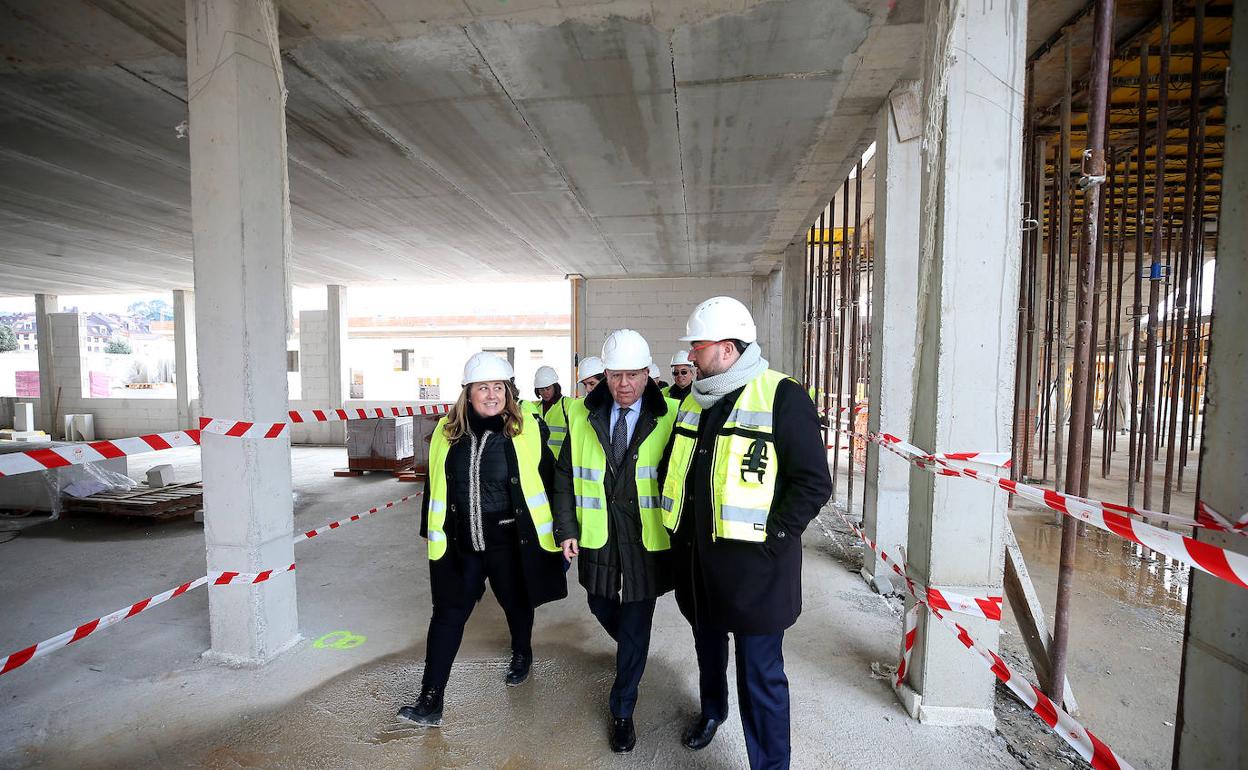 Un momento de la visita institucional a las obras del instituto de La Florida. 