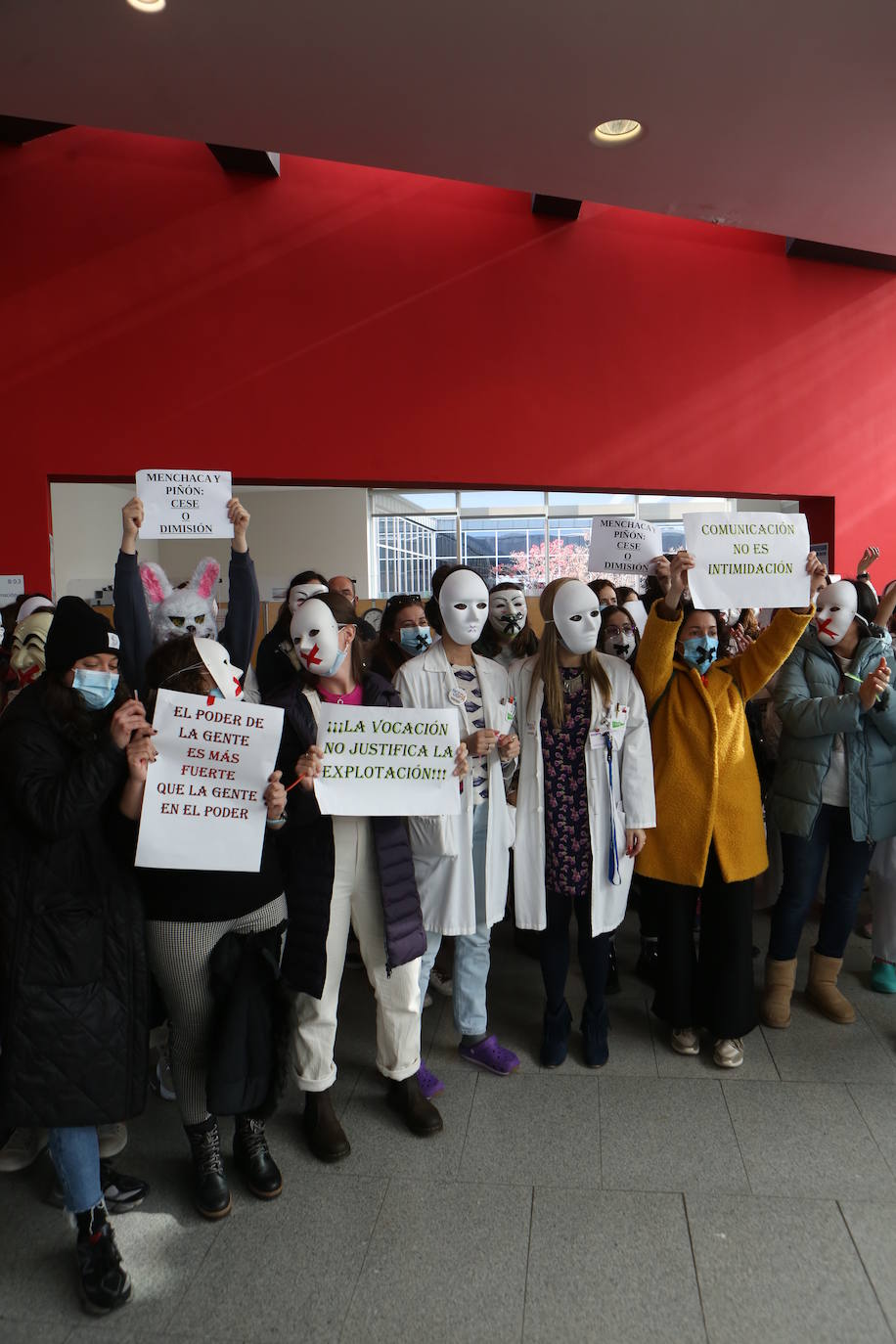 Fotos: Crece el malestar entre el personal del HUCA: «Nuestros derechos no son privilegios»