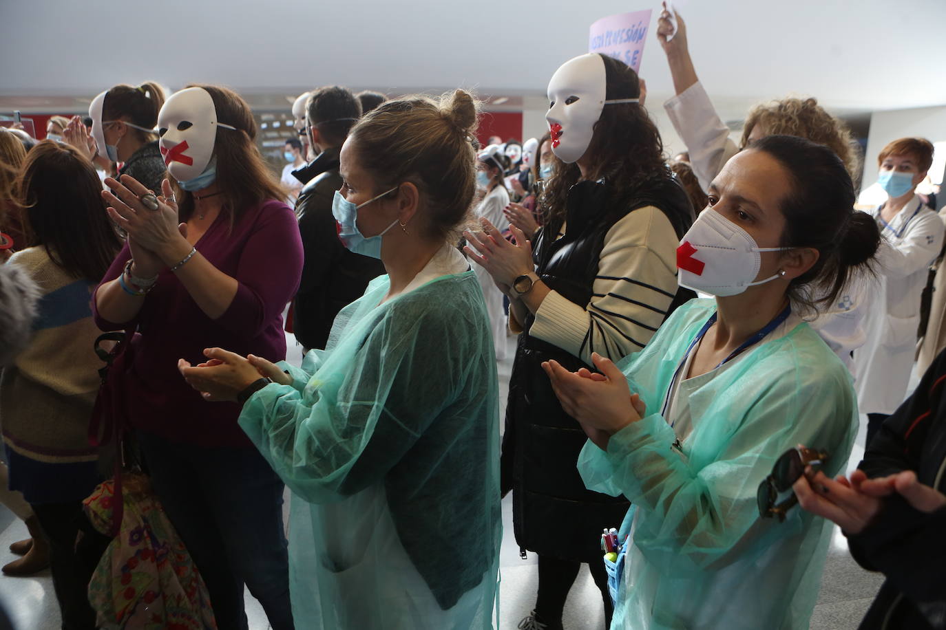 Fotos: Crece el malestar entre el personal del HUCA: «Nuestros derechos no son privilegios»