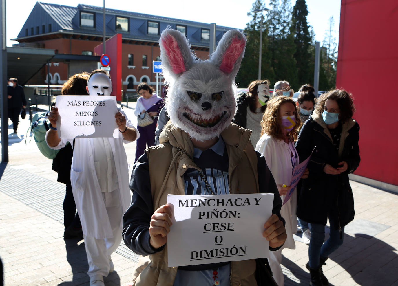Fotos: Crece el malestar entre el personal del HUCA: «Nuestros derechos no son privilegios»