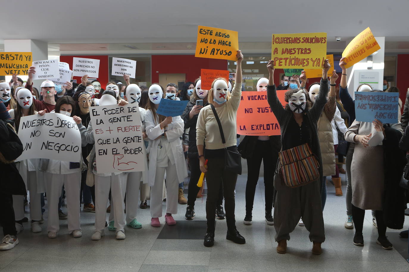 Fotos: Crece el malestar entre el personal del HUCA: «Nuestros derechos no son privilegios»