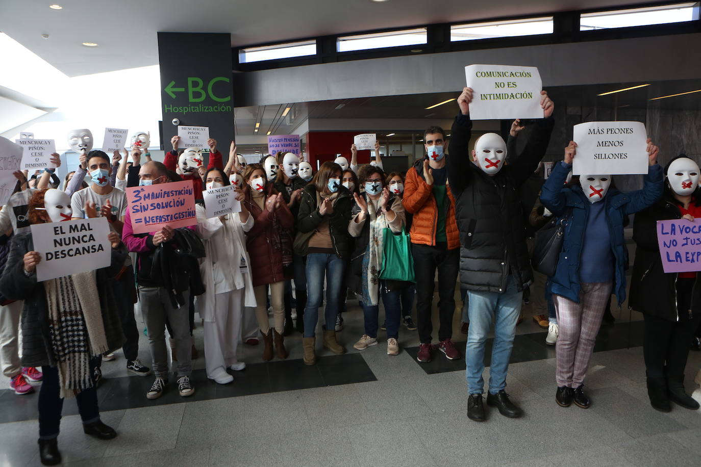 Fotos: Crece el malestar entre el personal del HUCA: «Nuestros derechos no son privilegios»