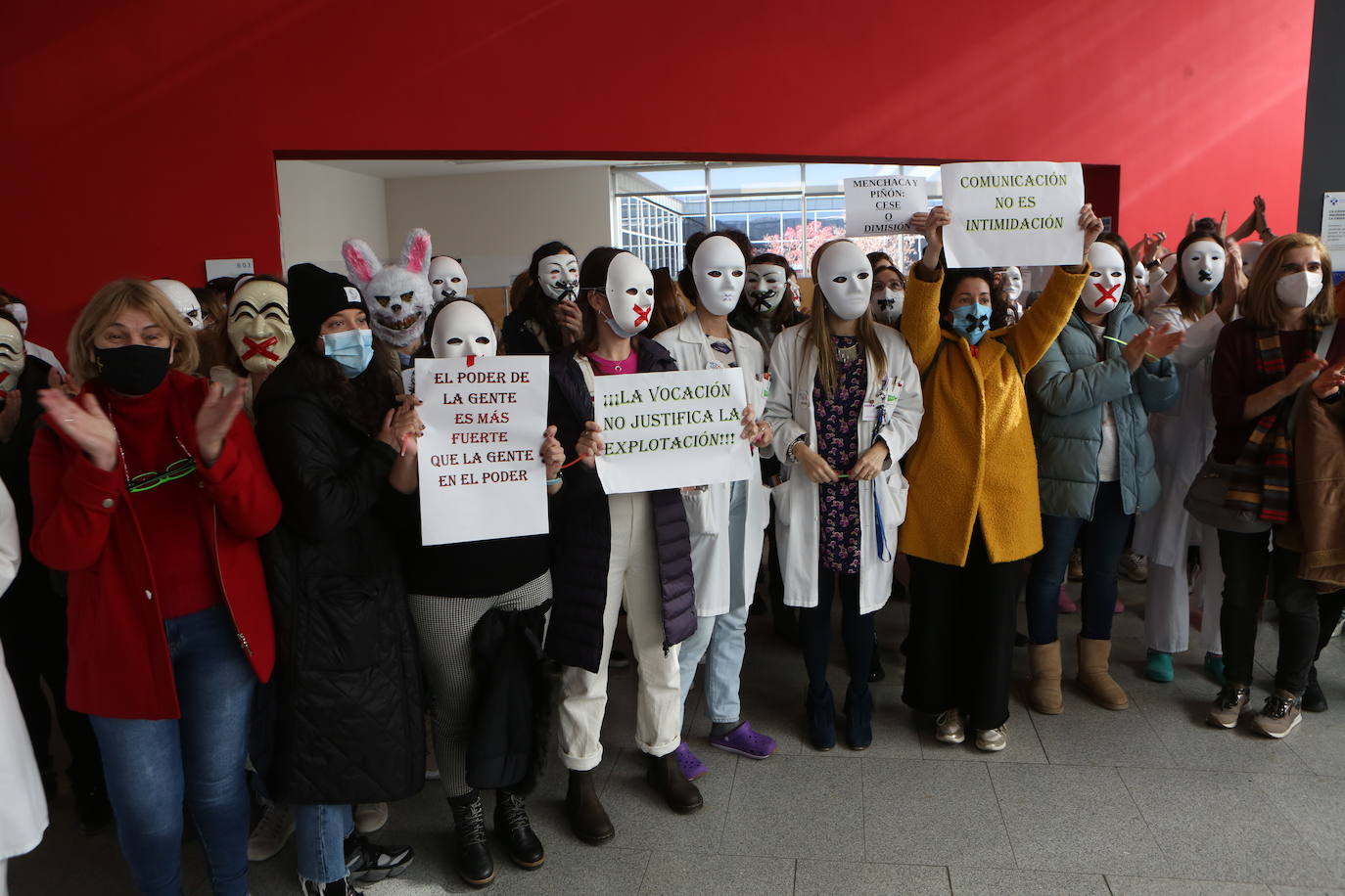 Fotos: Crece el malestar entre el personal del HUCA: «Nuestros derechos no son privilegios»
