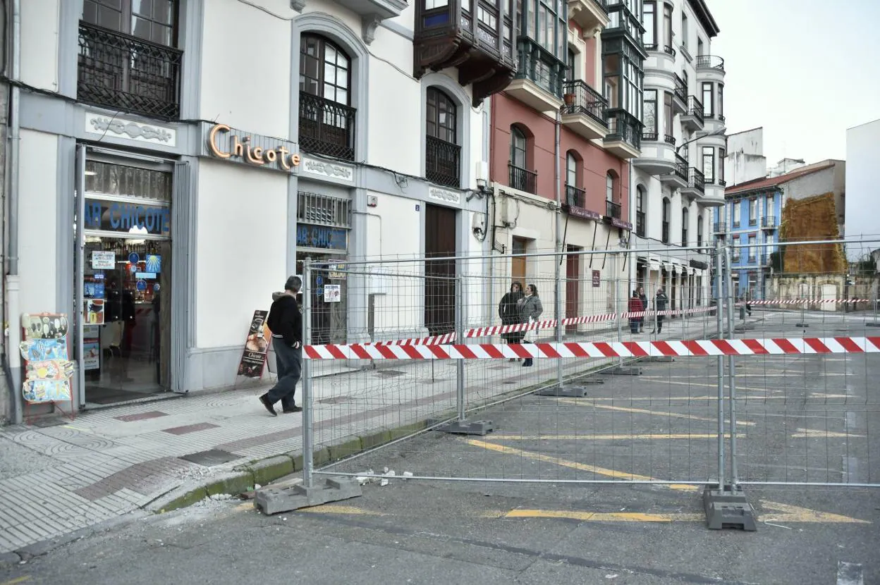 Las vallas que delimitan las obras, ayer junto a los comercios de la plaza de Pedro Menéndez. 