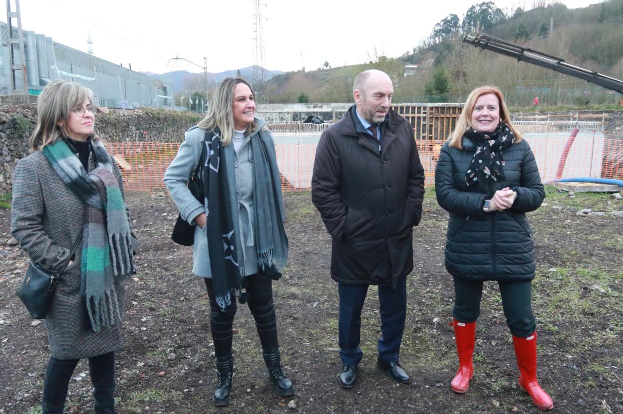 Ronderos, Camblor, Cofiño y Arbesú, con la estructura del túnel subterráneo al fondo. 