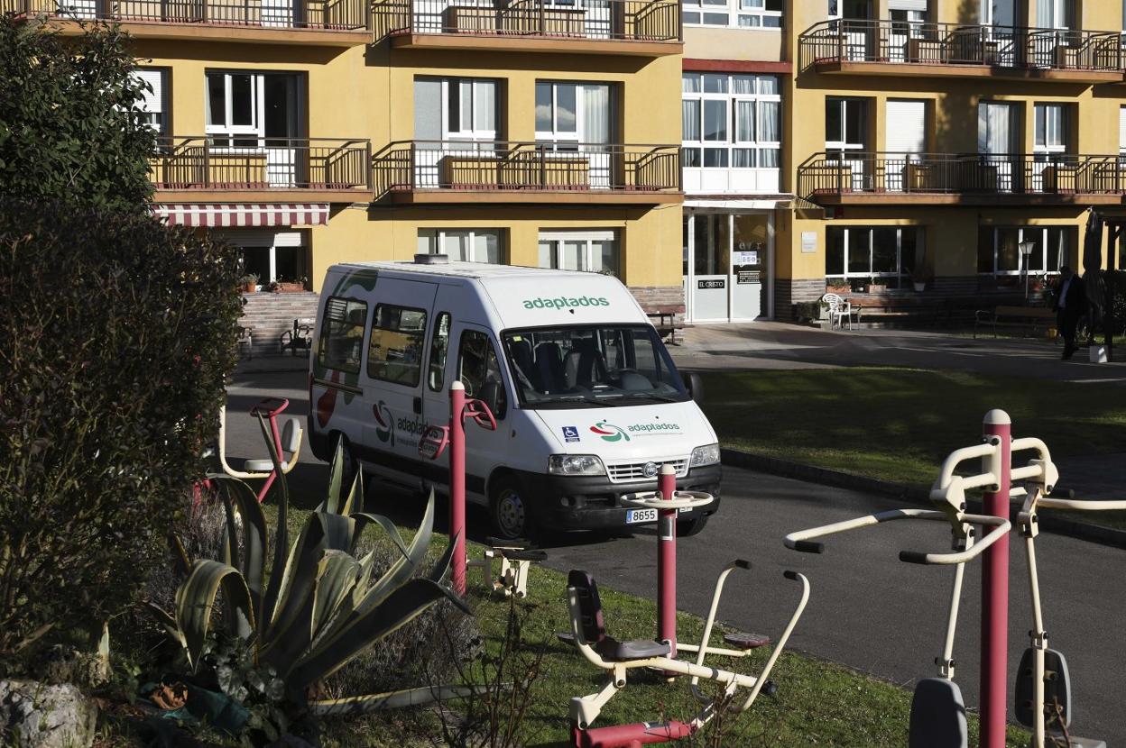 El autobús de Transportes Adaptados, ayer, haciendo el servicio al centro de día de El Cristo. 