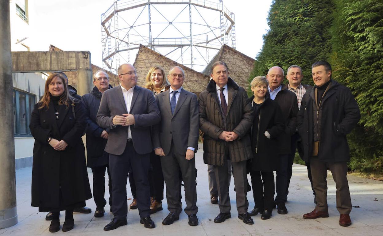 El secretario de Organización del PP nacional, Miguel Tellado, junto al candidato Diego Canga. 
