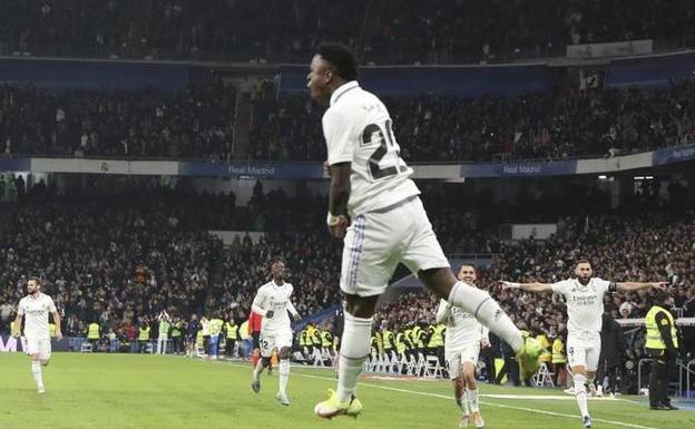 Asensio y Vinicius mantienen al Real Madrid en la pelea