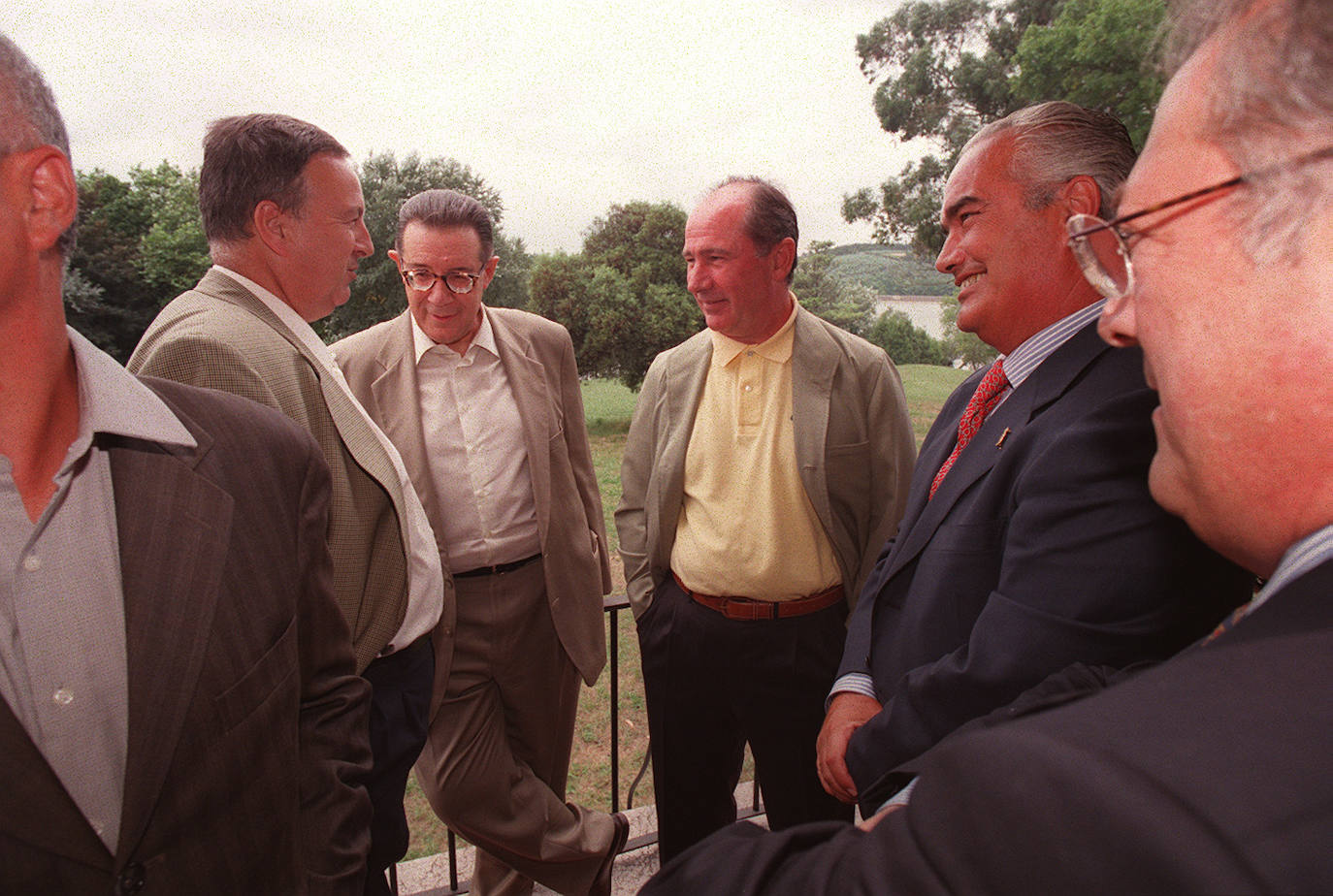 1998 - Juan Velarde, Rodrigo Rato y Agustín González, alcalde de Avilés, en un curso sobre el euro realizado en La Granda. 