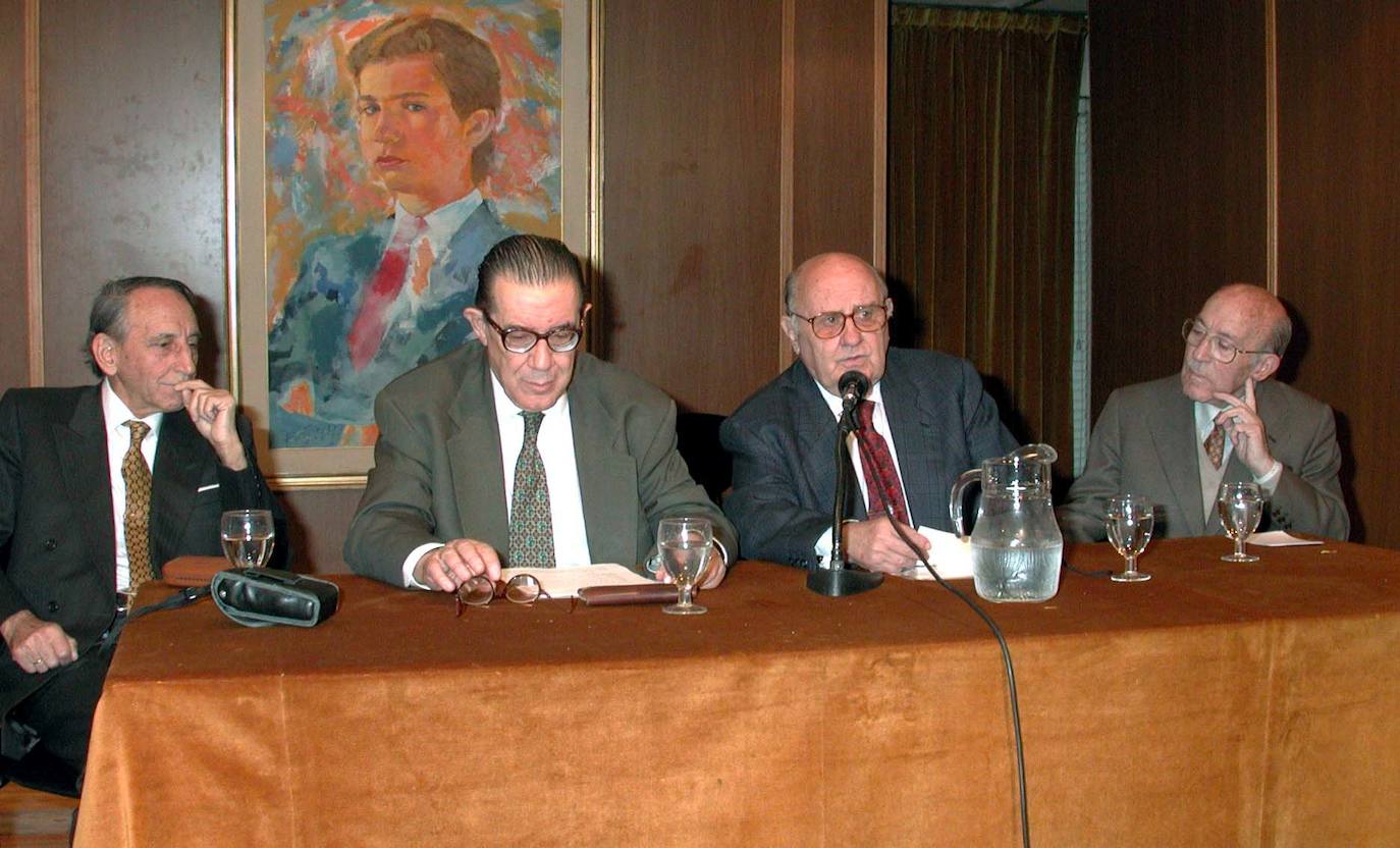 2000 - Juan Velarde Fuertes, en el centro, presenta un libro de Juan Carlos Villacorta. 