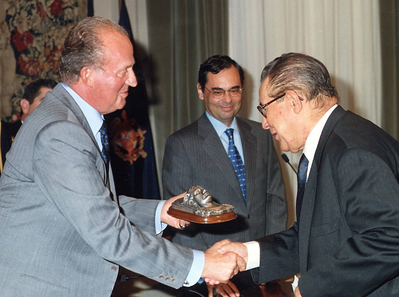 2002 - Juan Velarde, recibió de manos del rey Juan Carlos el premio de Economía que lleva su nombre, en presencia del gobernador del Banco de España, Jaime Caruana. 