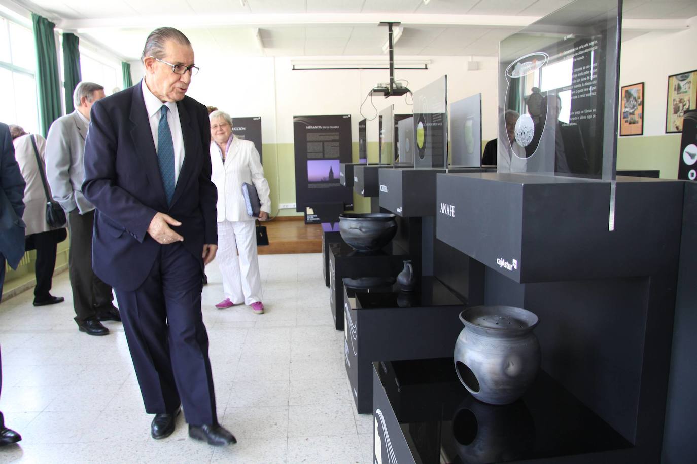 2010 - Juan Velarde Fuertes inaugura el aula de usos múltiples del IES Valdés-Salas que lleva su nombre. 