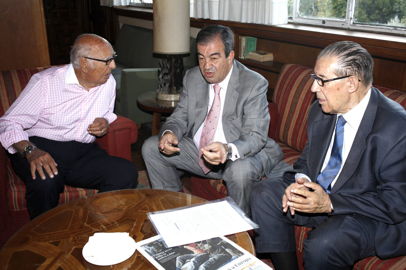 2011 - El presidente del Principado, Francisco Álvarez Cascos, en los cursos de verano de La Granda, acompañado de Teodoro López Cuesta y Juan Velarde. 