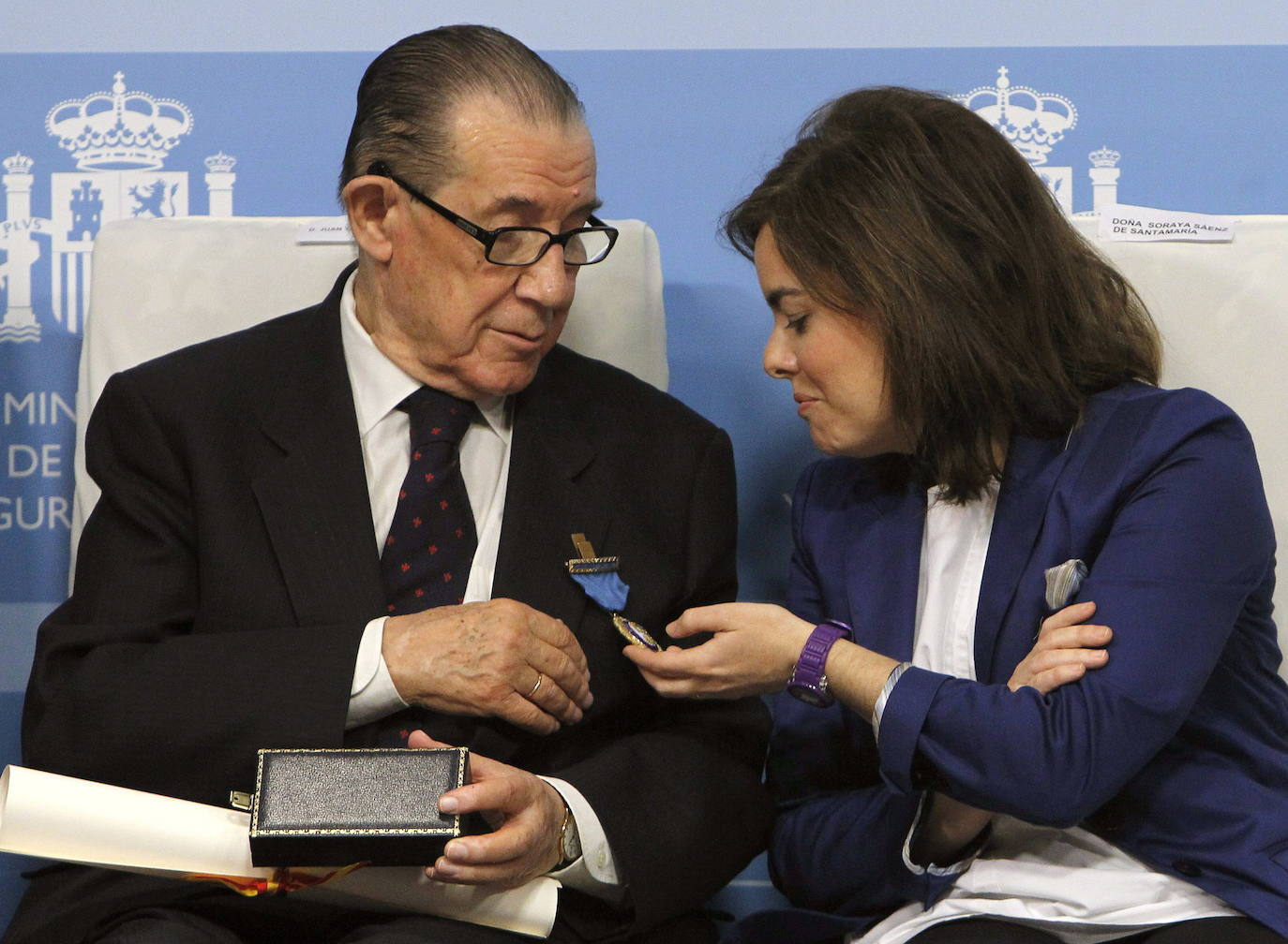 2013 - La vicepresidenta, Soraya Sáenz de Santamaría, conversa con el economista Juan Velarde Fuentes, cuando recibió la Medalla de Oro al Mérito en el Trabajo. 