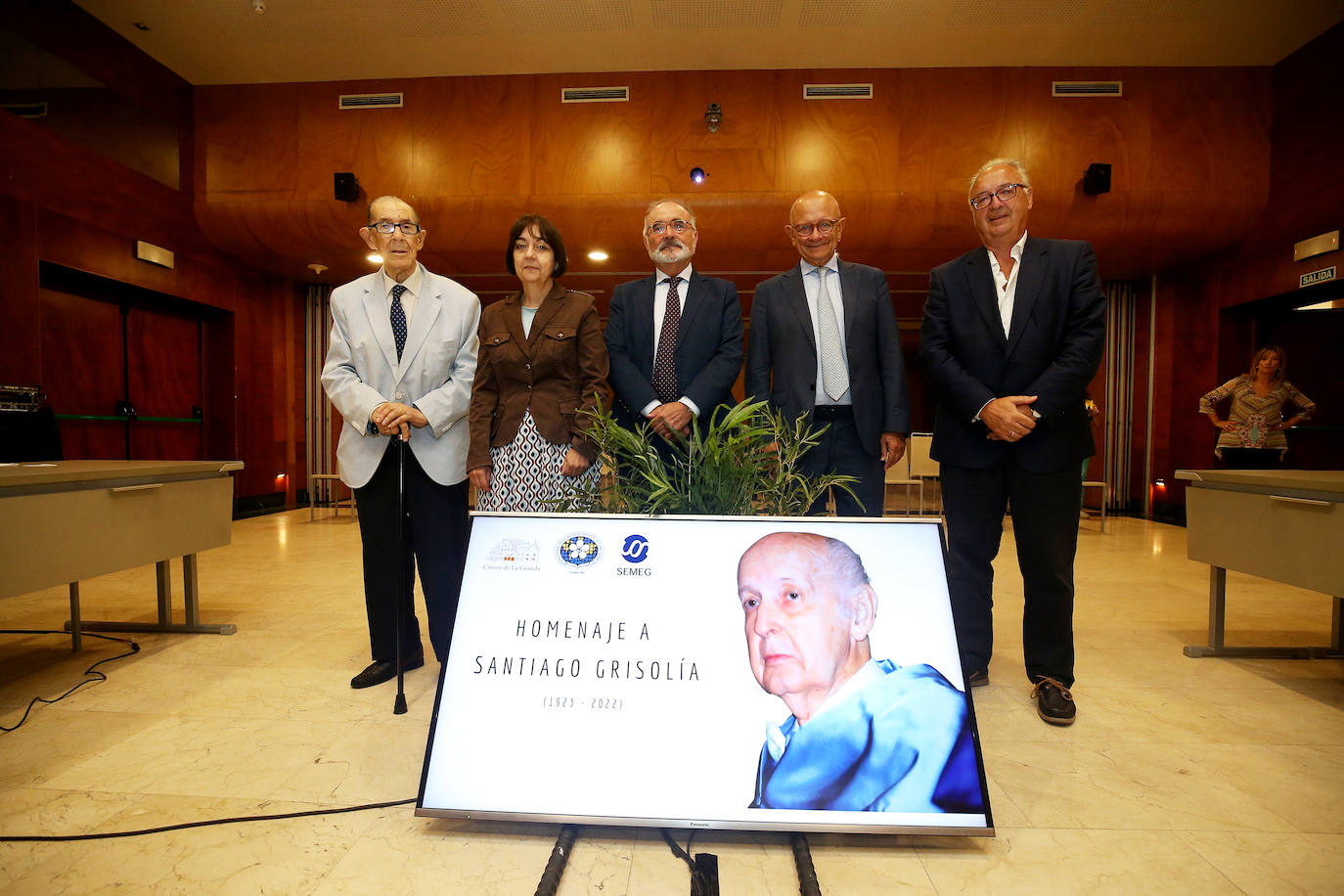 Juan Velarde, Elena Bendala, Benigno Pendás, José Viña y Leocadio Rodríguez en el homenaje póstumo a Santiago Grisolía en los Cursos de Verano de La Granda. 