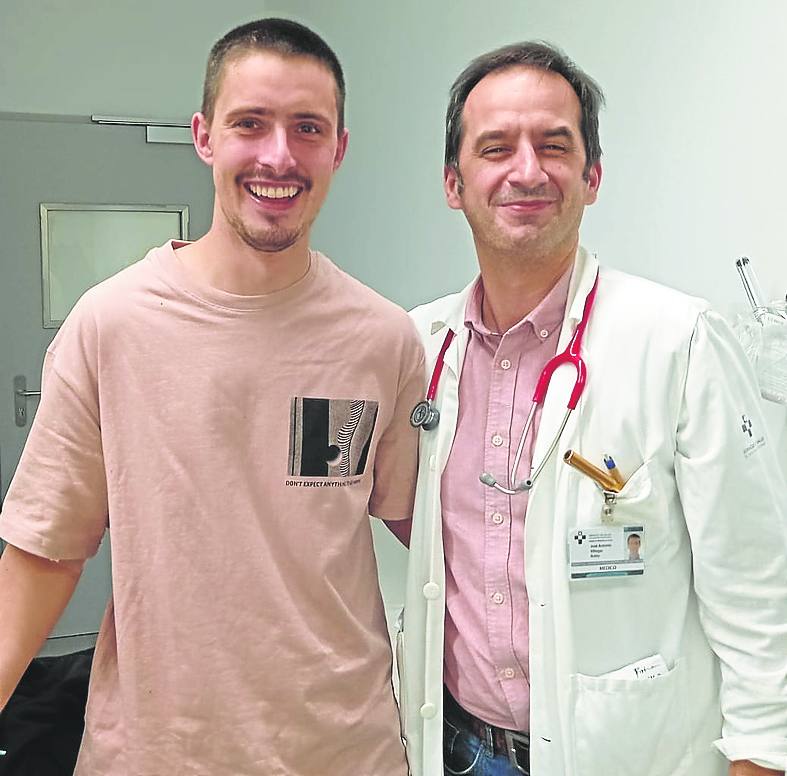 Darío y José Antonio Villegas Médico y paciente La imagen es de noviembre, cuando Darío recibió el alta después de diez años. Dice el oncólogo de su paciente que parece «un hombre del renacimiento».