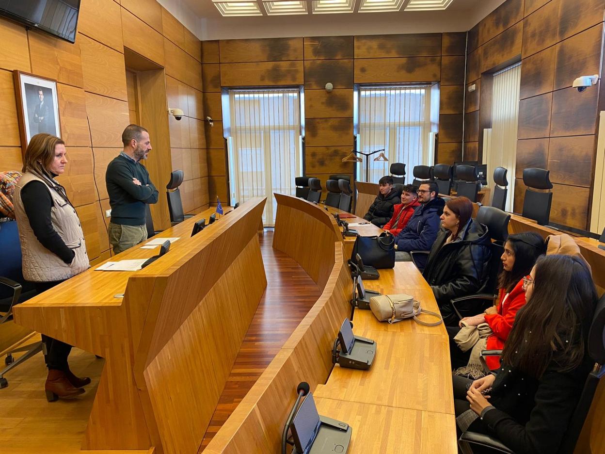 Ángel García se dirige a los seis jóvenes que ayer comenzaron a trabajar en el Ayuntamiento de Siero. 