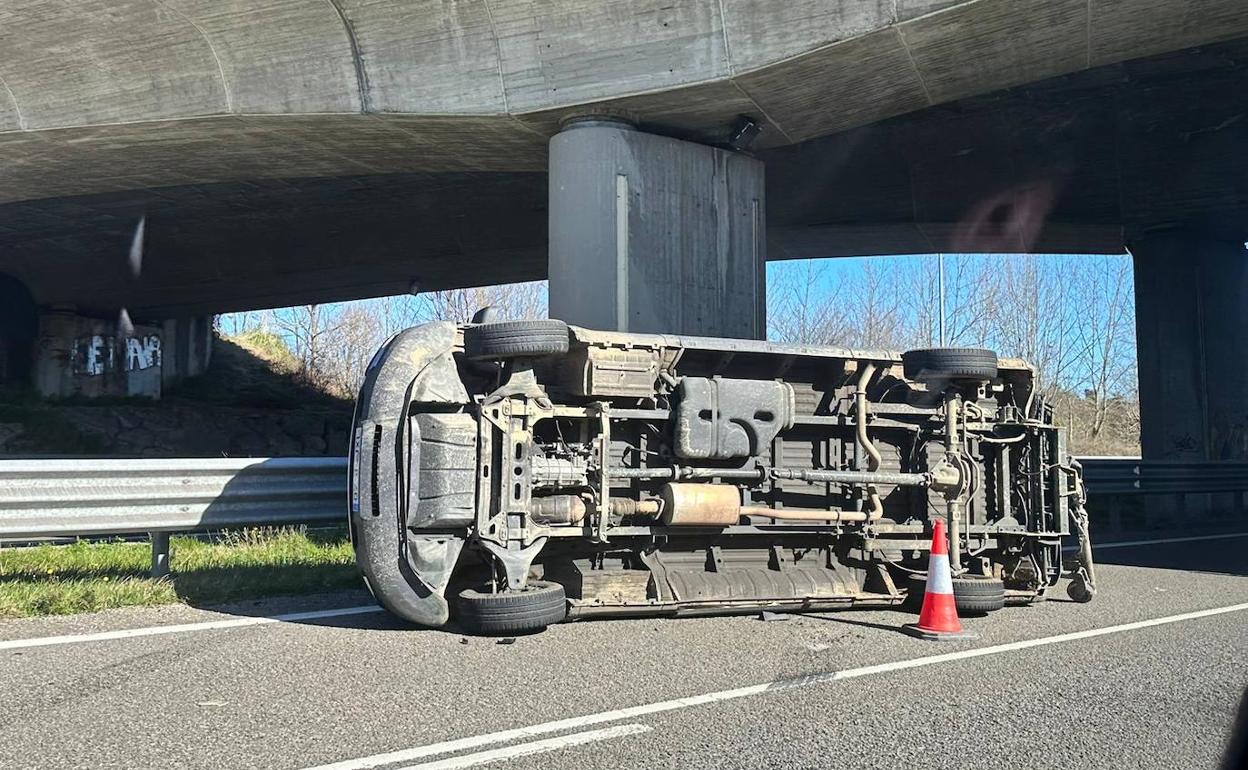 Camión volcado en la A-8.