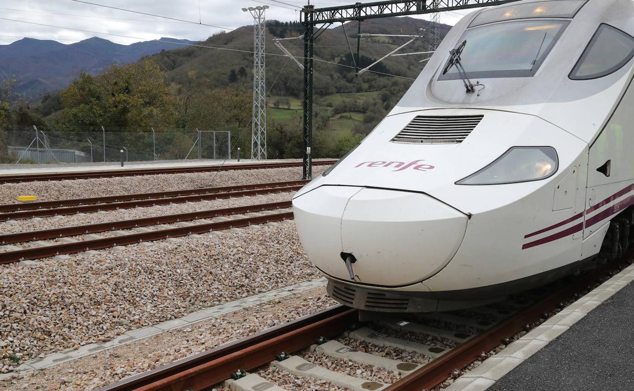 Un tren S-730 de alta velocidad con pasajeros cruza por primera vez, en el mes de noviembre, los túneles de la variante de Pajares entre La Robla y Campomanes en un viaje de prueba