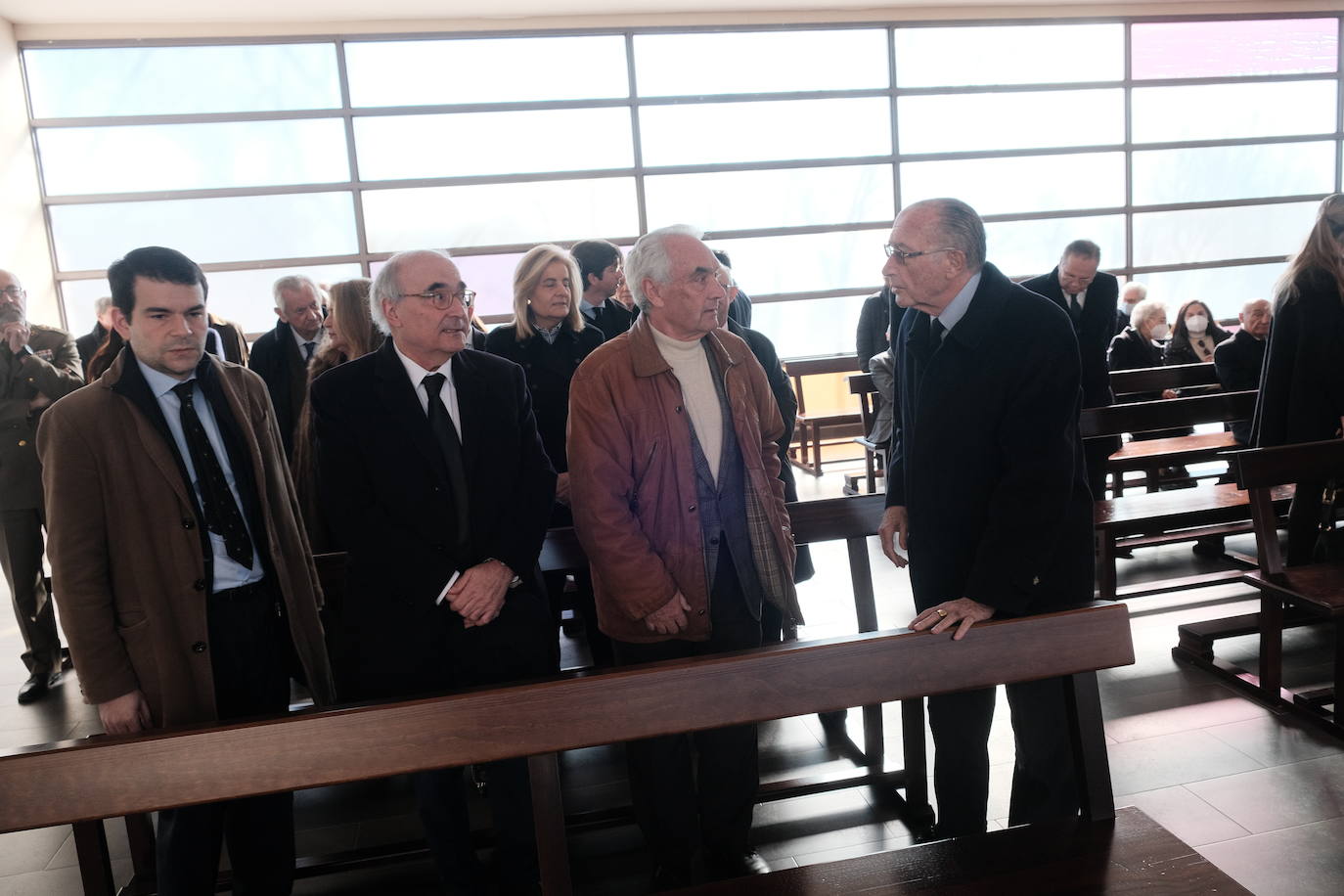 Fotos: Emotivo adiós al economista asturiano Juan Velarde