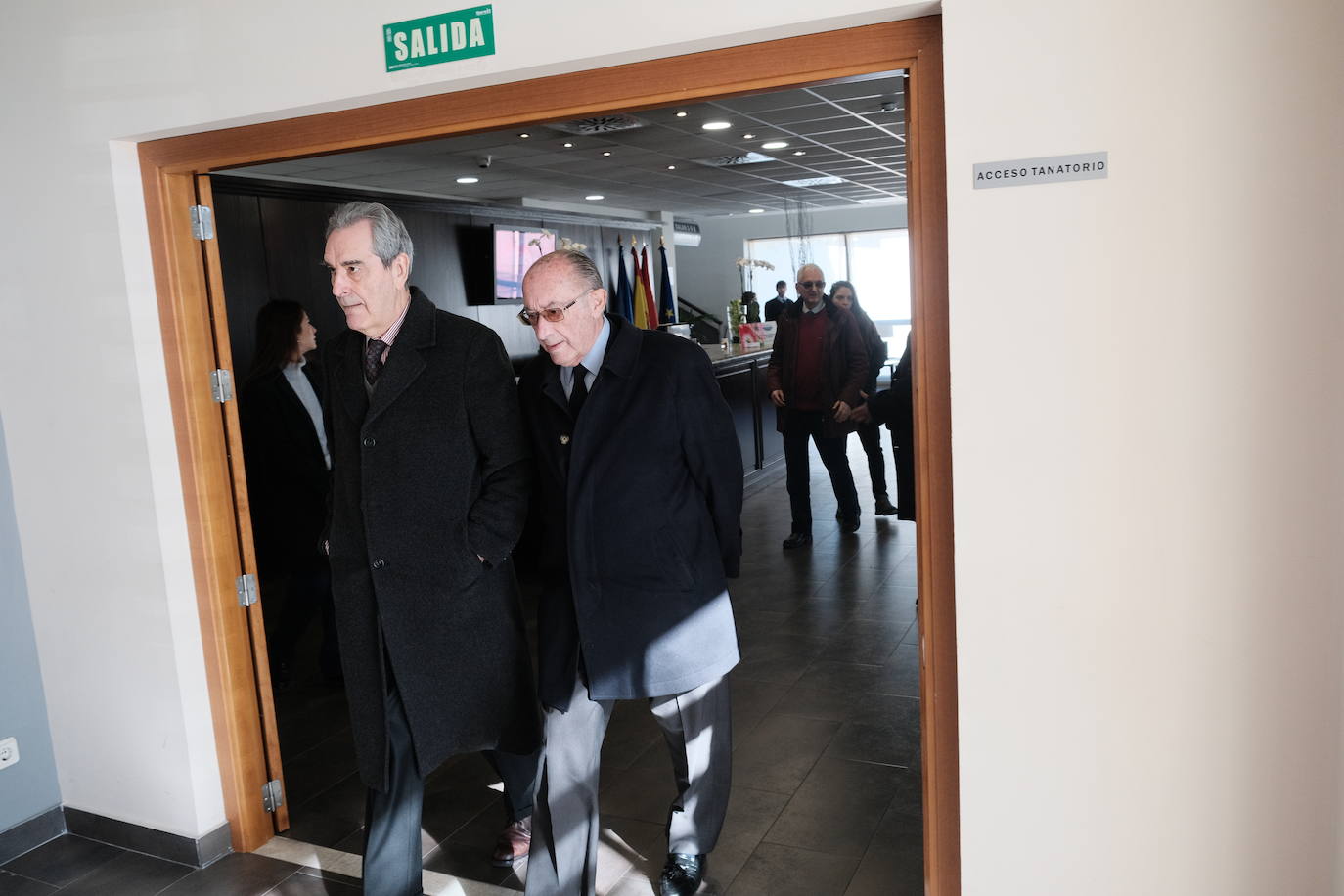 Fotos: Emotivo adiós al economista asturiano Juan Velarde