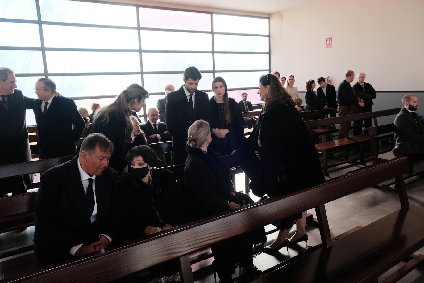 Fotos: Emotivo adiós al economista asturiano Juan Velarde