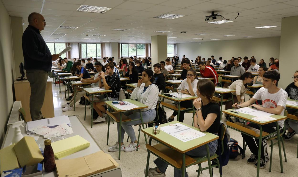 Alumnos realizando la EBAU el año pasado en el campus de Gijón. 