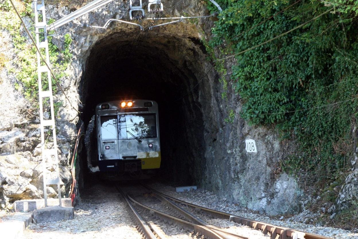 Un tren de Feve saliendo por el túnel de Vega de Anzo. 