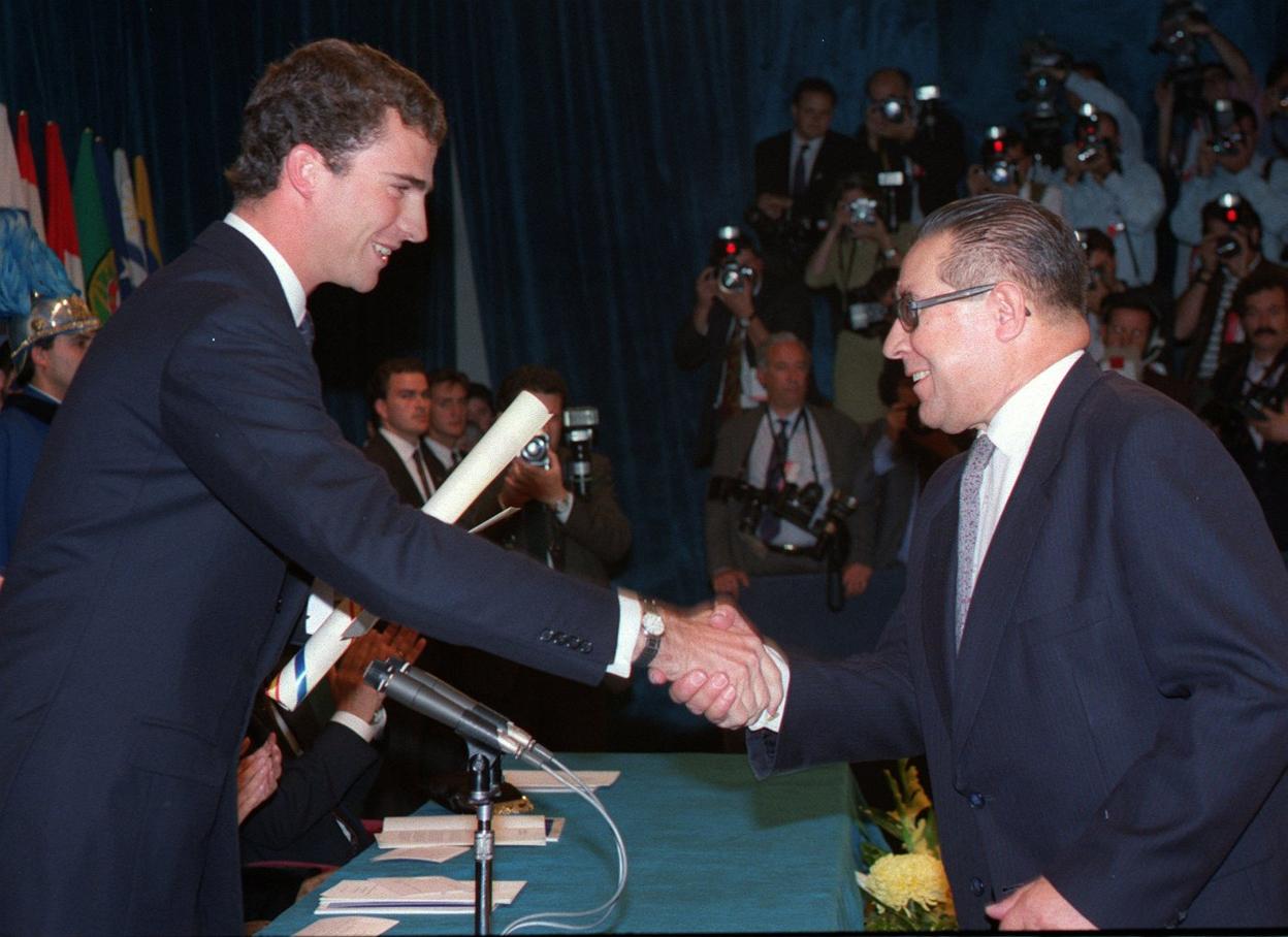 El entonces Príncipe Felipe, entrega su galardón al economista Juan Velarde, en los premios de 1992. 
