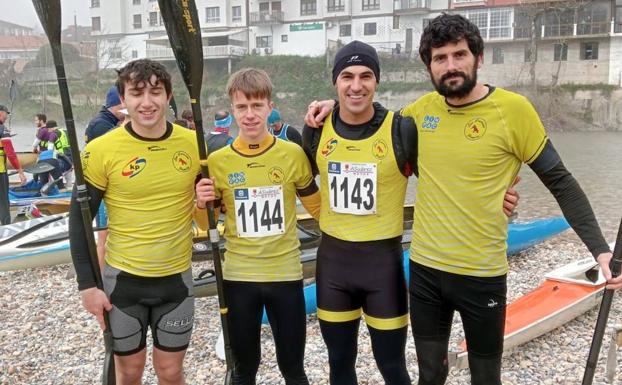 De izquierda a derecha, Diego Fernñandez Bedia, Marcos Pérez, Javier López y Jesús Pérez, de Los Cuervos, protagonistas en Arriondas. 