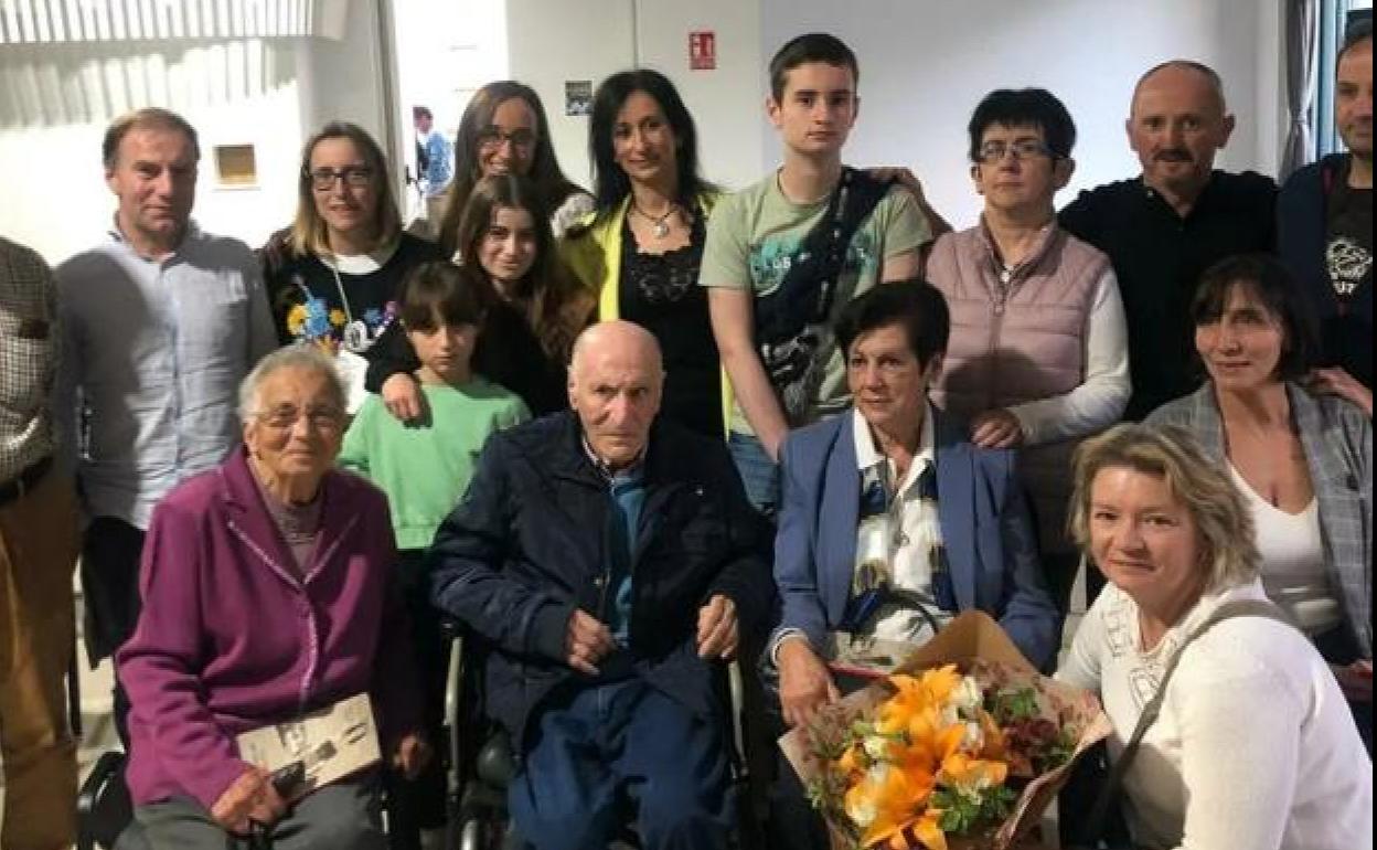 Jesús Pérez-Villamil 'Luiña', sentado en el centro de la imagen, junto a su familia en El Liceo de Luarca. 