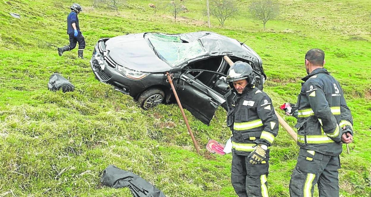 El coche, apuntalado para evitar que volcara. 