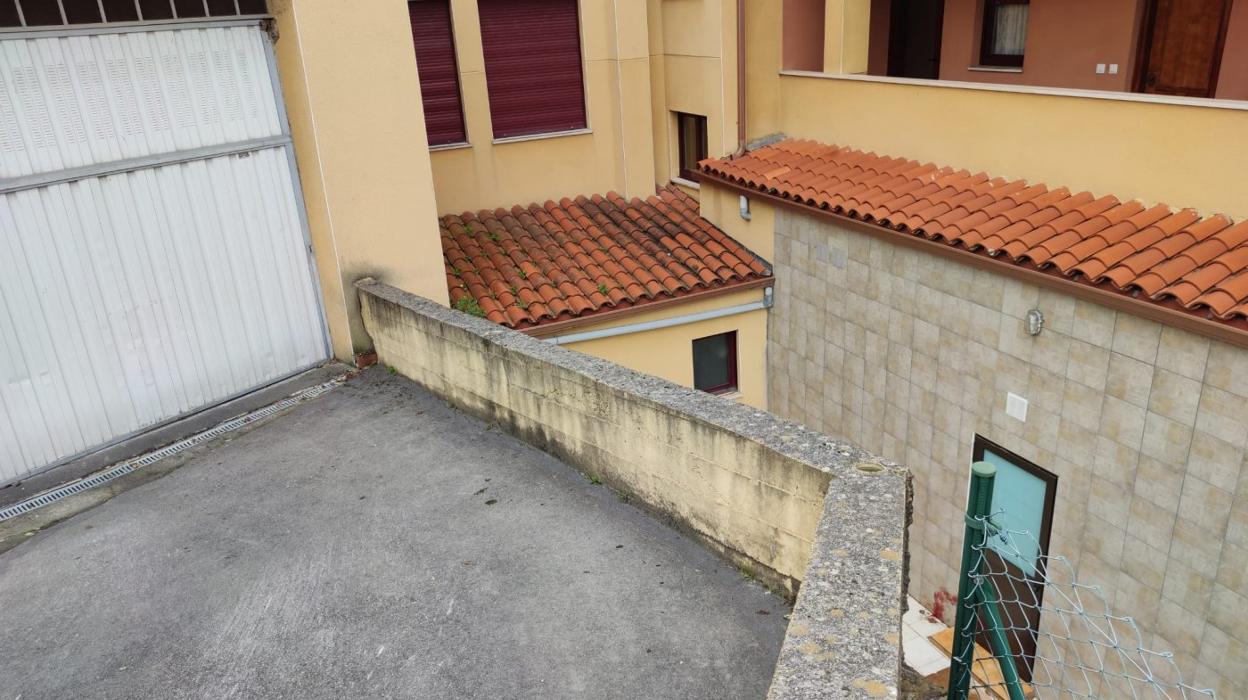 La mujer estuvo toda la noche tendida en el suelo a la intemperie tras precipitarse por un muro de cinco metros al patio interior de un edificio . 