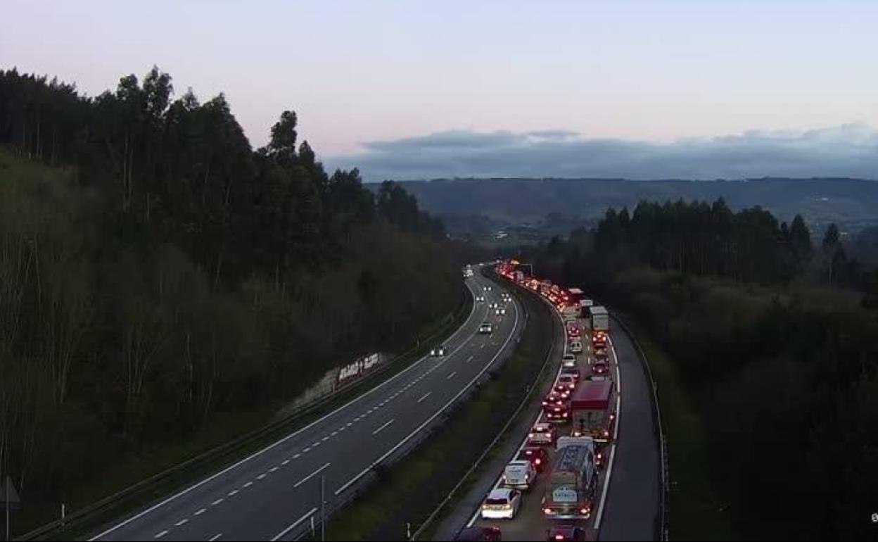 Accidente de tráfico en Asturias: El choque de tres vehículos provoca fuertes retenciones en hora punta en la 'Y'