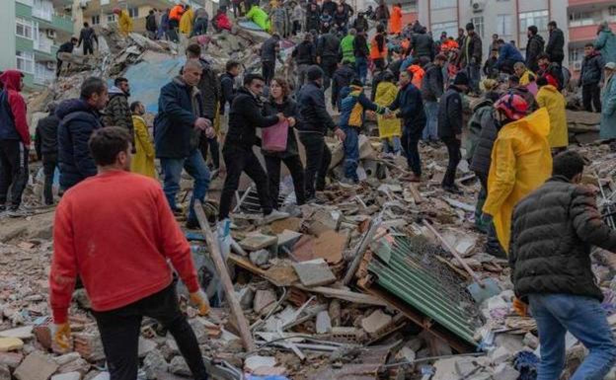 Una multitud busca supervivientes en la localidad de Adana, en el sureste de Turquía