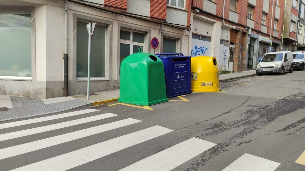 Nuevos contenedores instalados en la calle Avilés, en Luanco. 