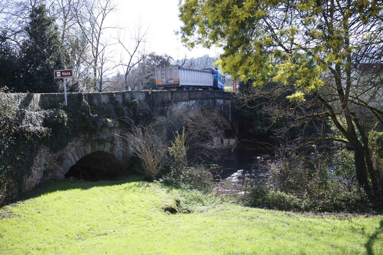 Un camión a su paso por el puente romano de La Ponte, en Cayés, Llanera. 