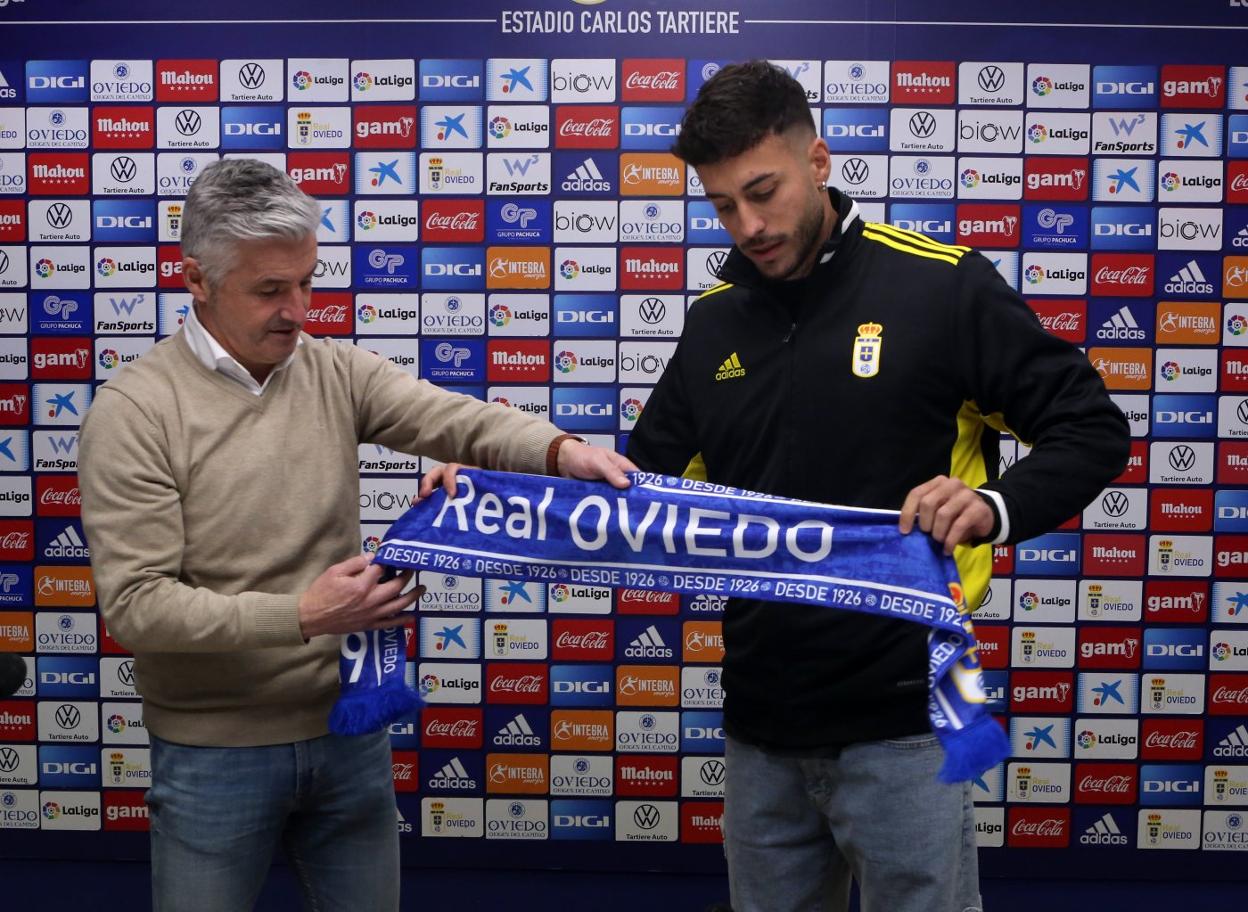 El director deportivo del Oviedo, Roberto Suárez, junto a Víctor Caramarasa, en la presentación de este último como nuevo jugador del Oviedo.