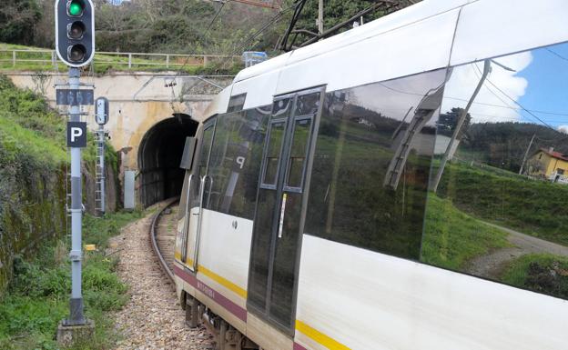 Trenes que o no cabían por la boca de los túneles o casi rozaban las paredes