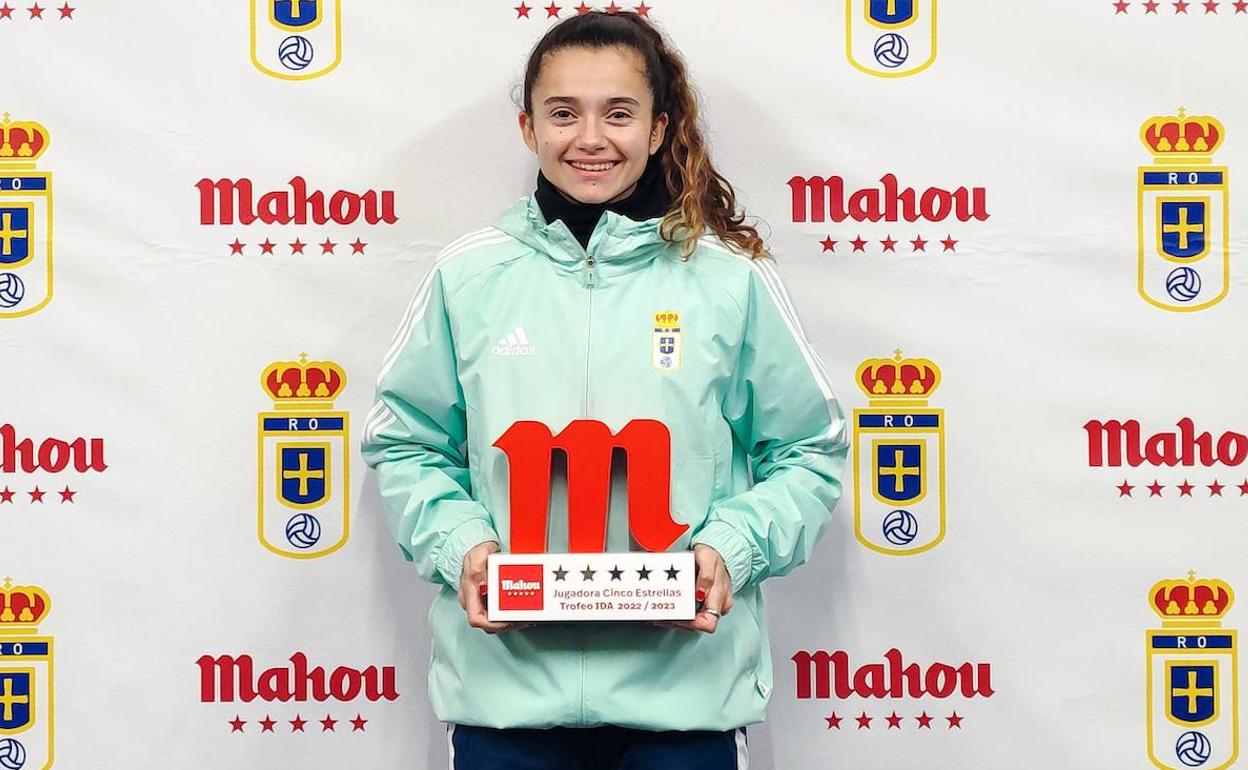 Lucía Vallejo sostiene el premio como jugadora Cinco Estrellas de la primera vuelta.