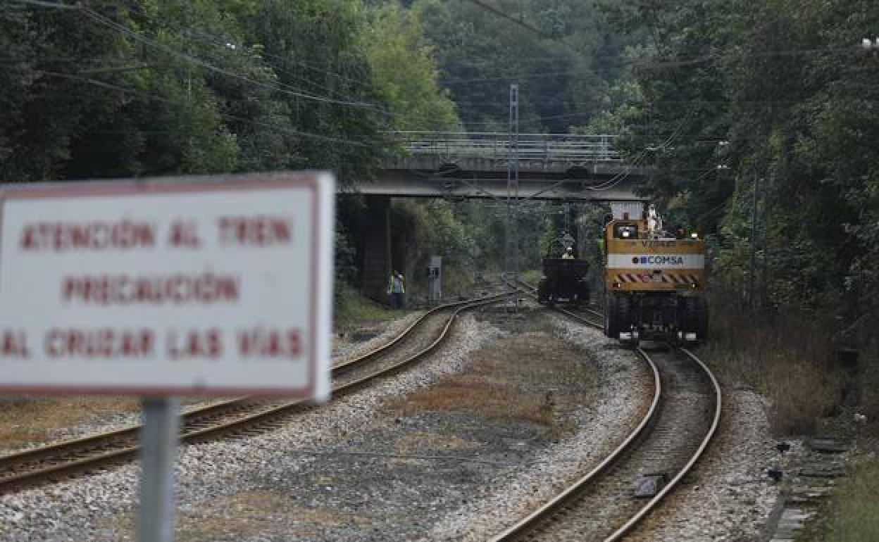 Obras de reparación del desprendimiento en el túnel de Carbayín