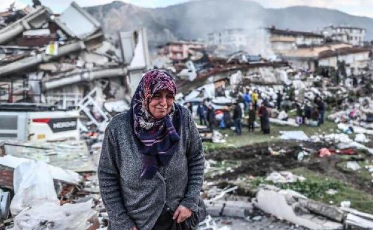 Una anciana busca a familiares en las ruinas de su casa en la localidad turca de Hatay