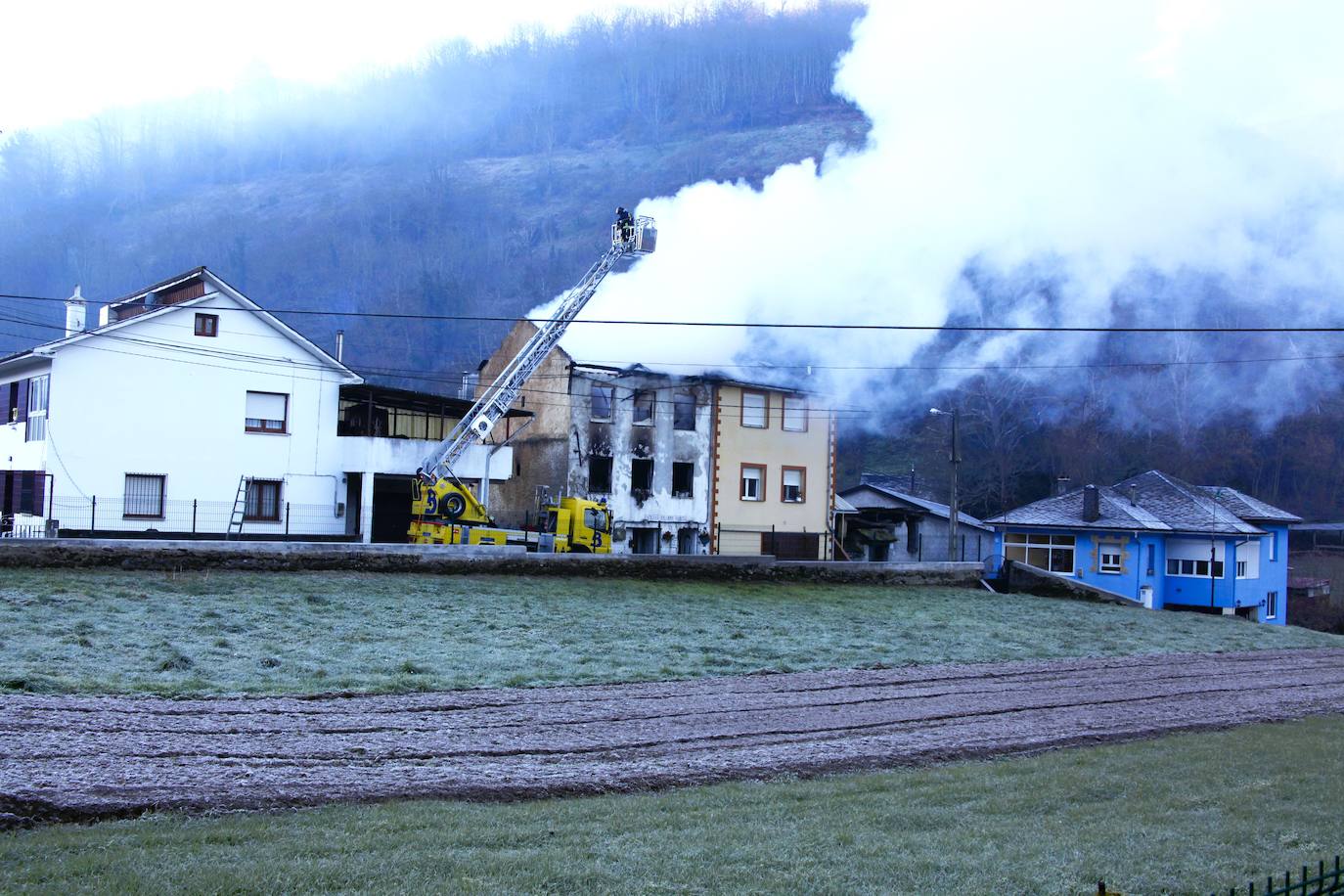Fotos: Trágico incendio en una vivienda en Cangas del Narcea