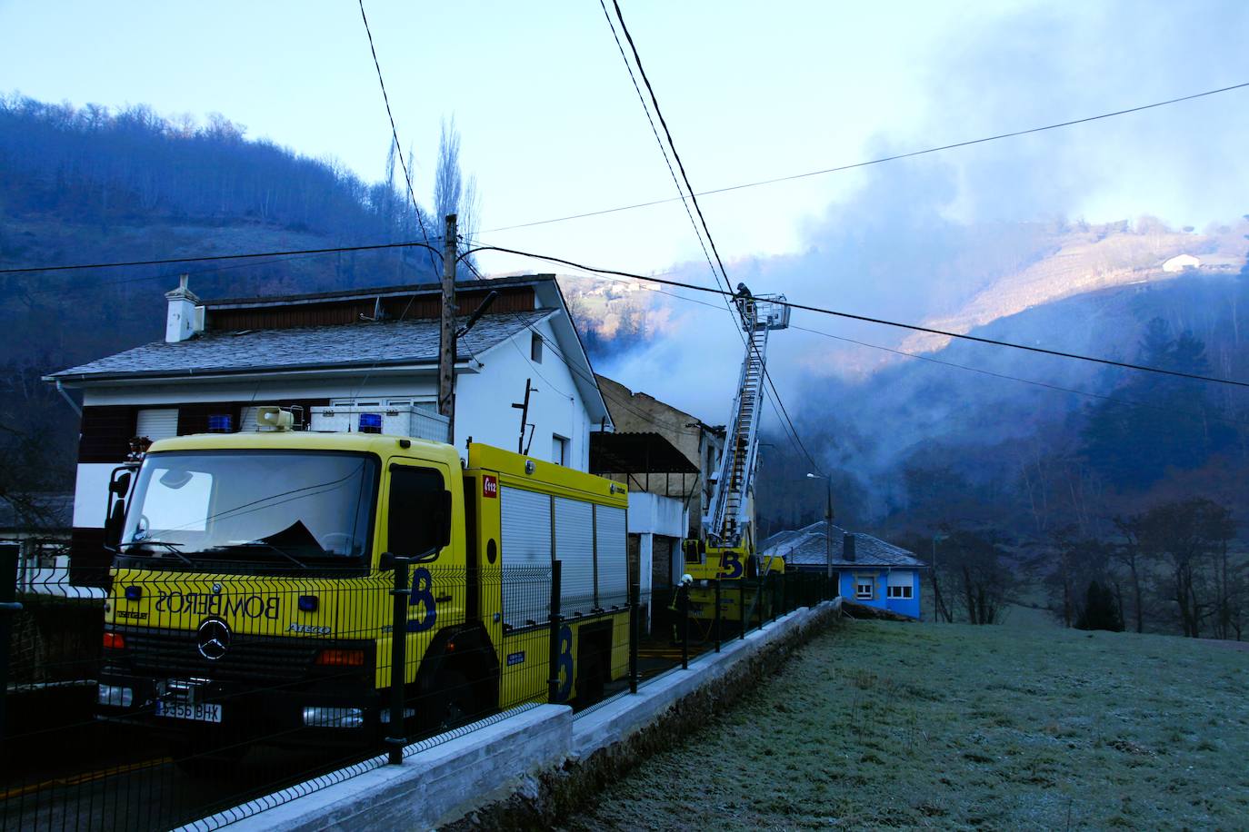 Fotos: Trágico incendio en una vivienda en Cangas del Narcea